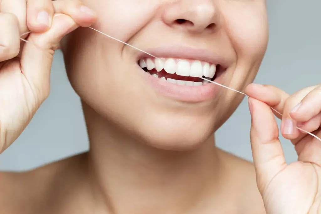 Persona usando hilo dental