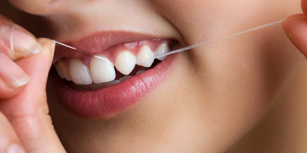 Cómo utilizar el hilo dental - Clínica Dental Aída Pellejero