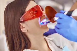 Dentista realizando un blanqueamiento profesional
