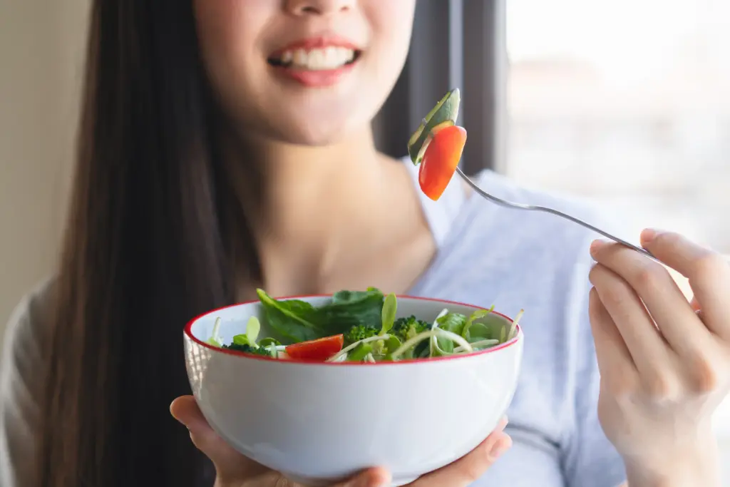 Mujer comiendo una ensalada