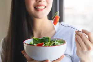 Mujer comiendo una ensalada