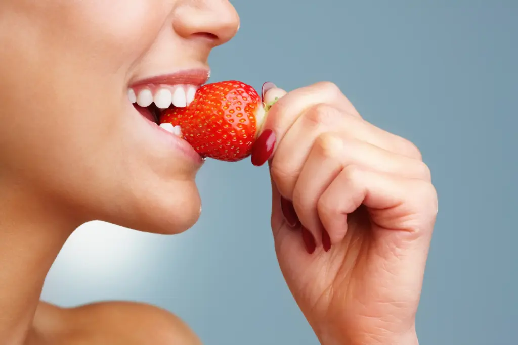 Mujer comiendo una fresa