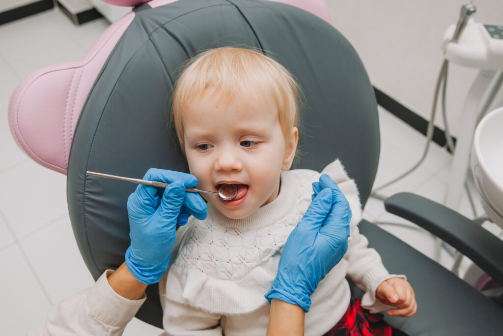 Dentista examinando los dientes de un bebé