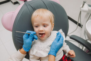Dentista examinando los dientes de un bebé