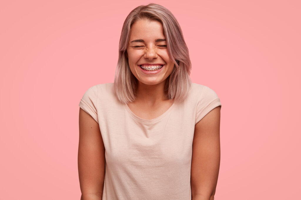 Chica sonriendo con ortodoncia